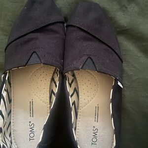 TOMS Women's Black Canvas Flats